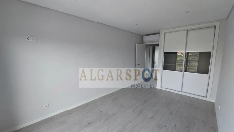 Apartamento T2 para Venda em Quelfes