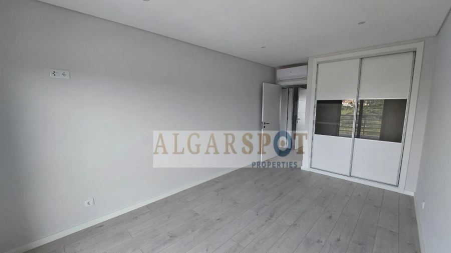 Apartamento T2 para Venda em Quelfes Foto 13