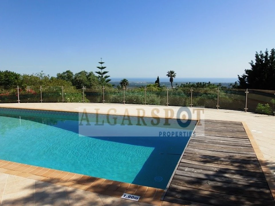 Moradia T4 para Venda em Santa Barbara de Nexe Foto 1