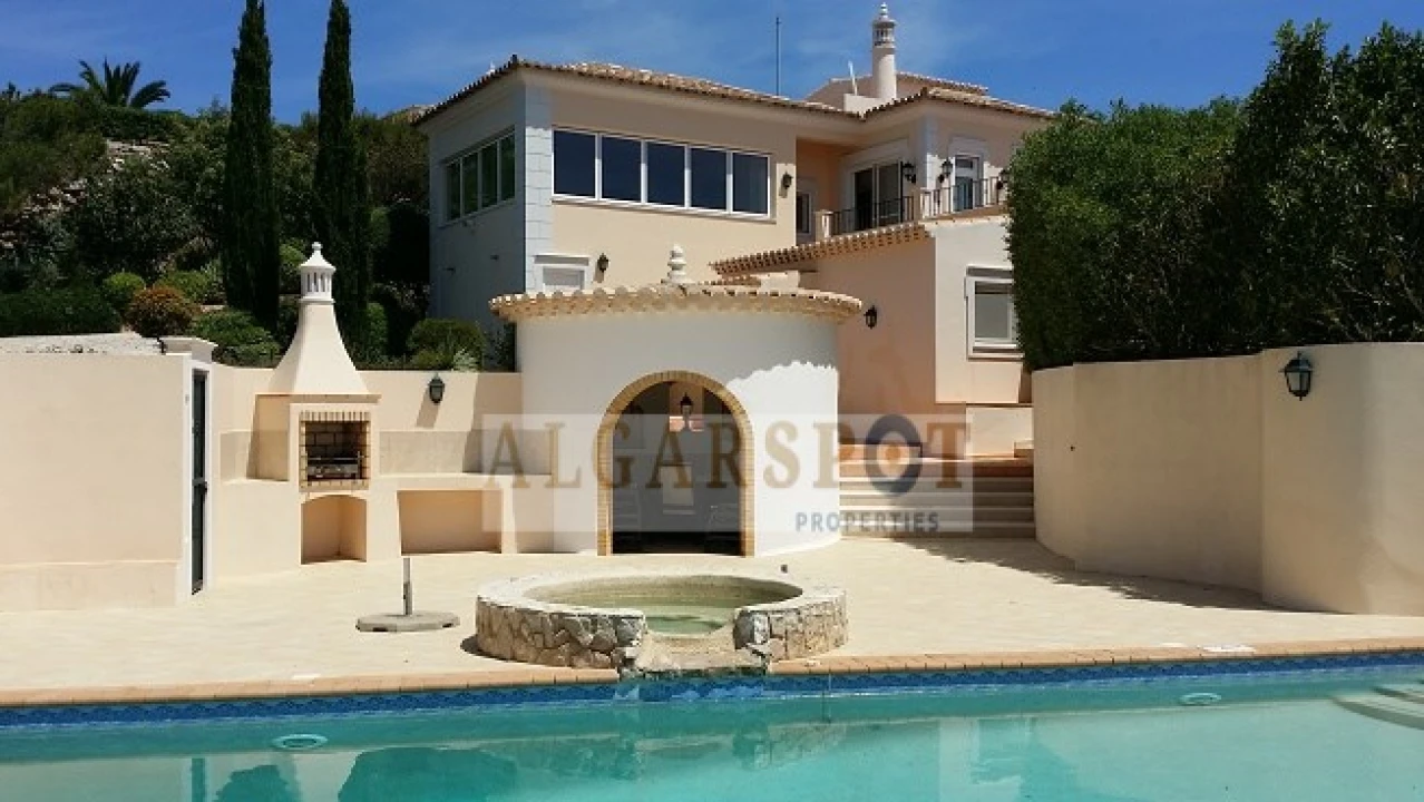 Moradia T4 para Venda em Santa Barbara de Nexe Foto 4
