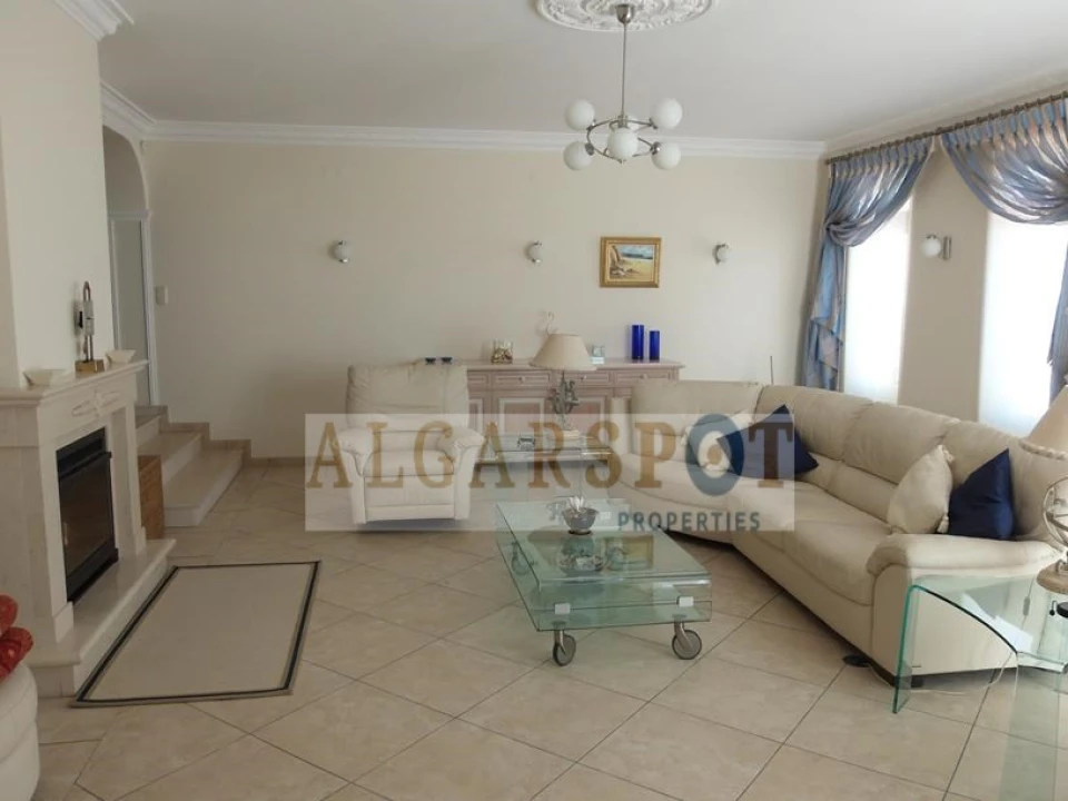 Moradia T4 para Venda em Santa Barbara de Nexe Foto 15