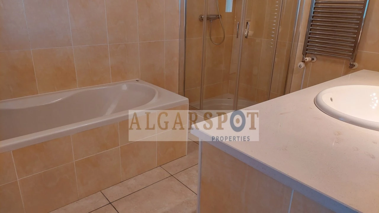Moradia T4 para Venda em Santa Barbara de Nexe Foto 40