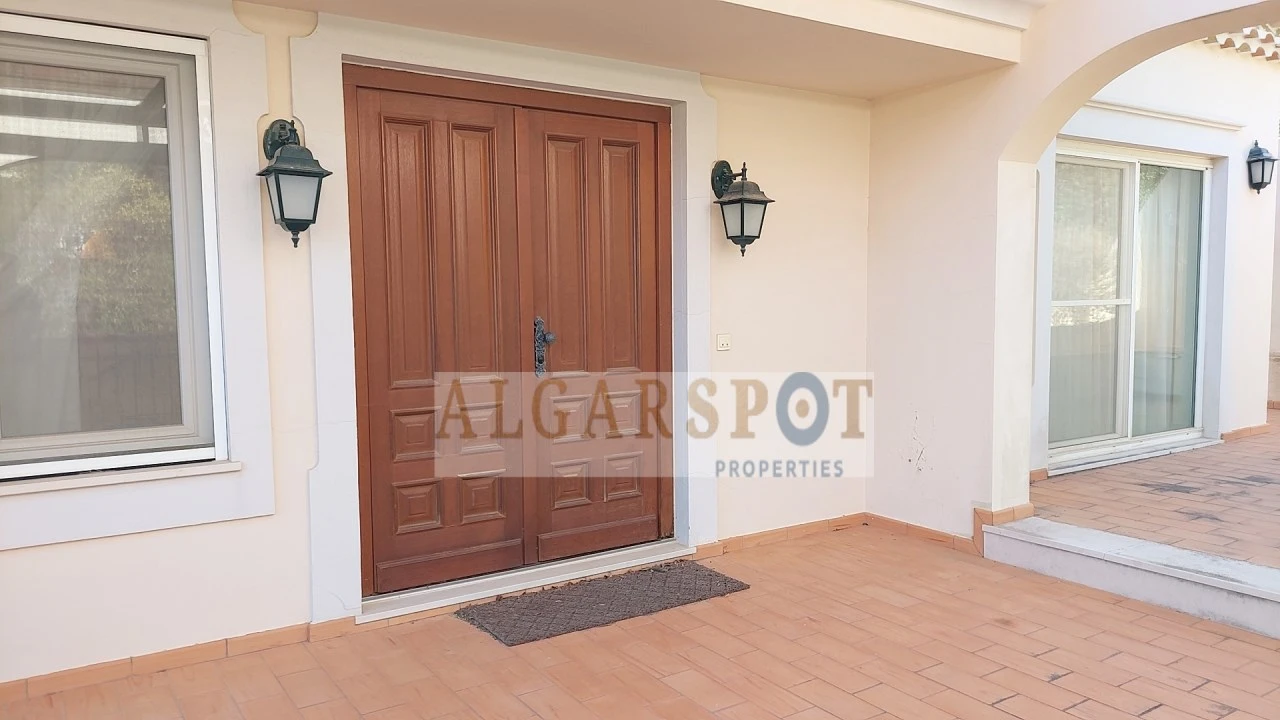 Moradia T4 para Venda em Santa Barbara de Nexe Foto 11