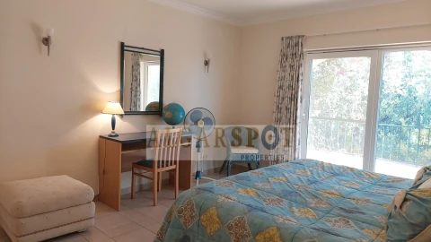 Moradia T4 para Venda em Santa Barbara de Nexe