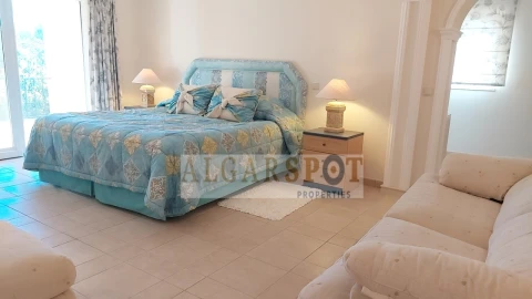 Moradia T4 para Venda em Santa Barbara de Nexe