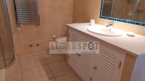 Moradia T4 para Venda em Santa Barbara de Nexe