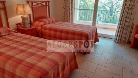 Moradia T4 para Venda em Santa Barbara de Nexe