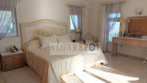 Moradia T4 para Venda em Santa Barbara de Nexe