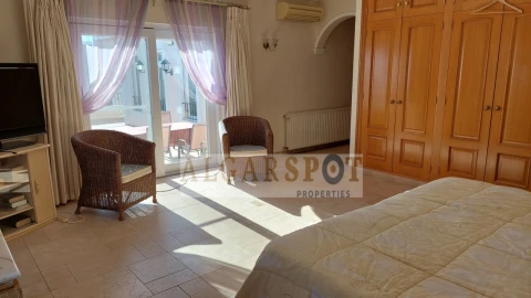 Moradia T4 para Venda em Santa Barbara de Nexe