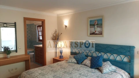 Moradia T4 para Venda em Santa Barbara de Nexe