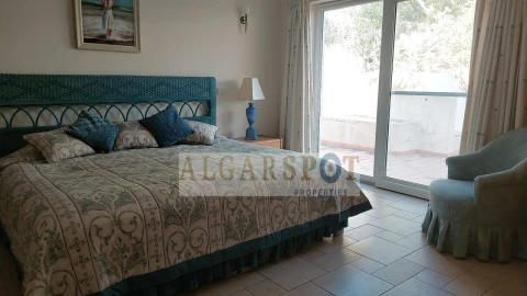Moradia T4 para Venda em Santa Barbara de Nexe