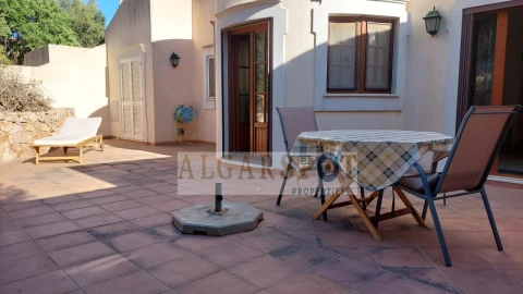 Moradia T4 para Venda em Santa Barbara de Nexe