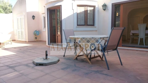 Moradia T4 para Venda em Santa Barbara de Nexe