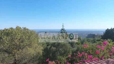Moradia T4 para Venda em Santa Barbara de Nexe