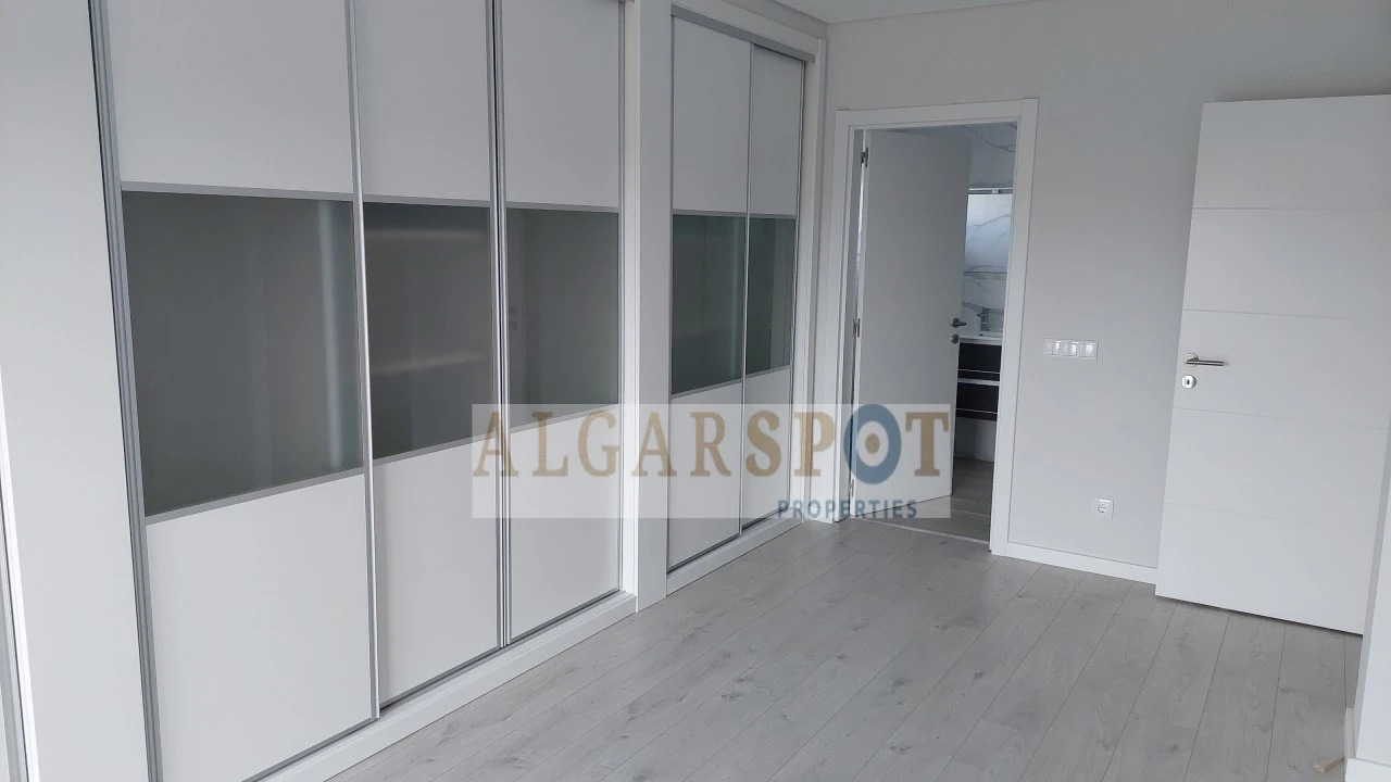 Apartamento T3 para Venda em Quelfes Foto 10