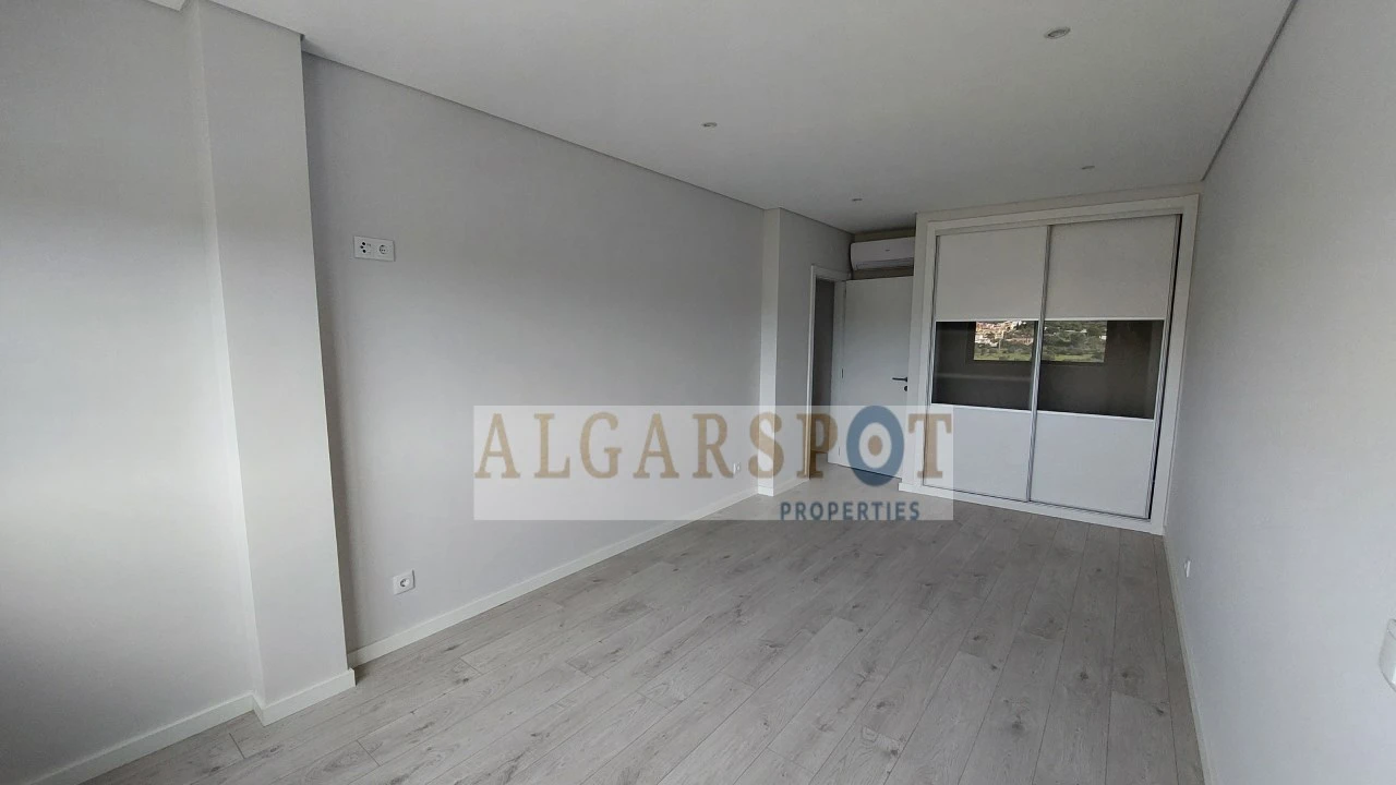 Apartamento T3 para Venda em Quelfes Foto 18