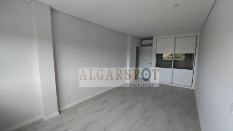 Apartamento T3 para Venda em Quelfes