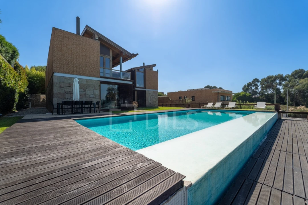 Moradia T6 para Venda em Santa Marinha e São Pedro da Afurada Foto 1