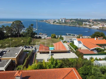 Moradia T6 para Venda em Santa Marinha e São Pedro da Afurada