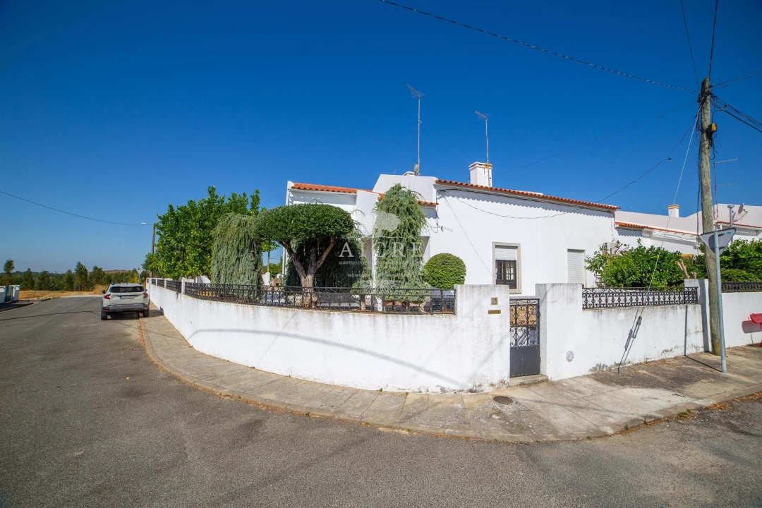 Moradia T3 para Venda em Nossa Senhora da Tourega e Nossa Senhora de Guadalupe Foto 1