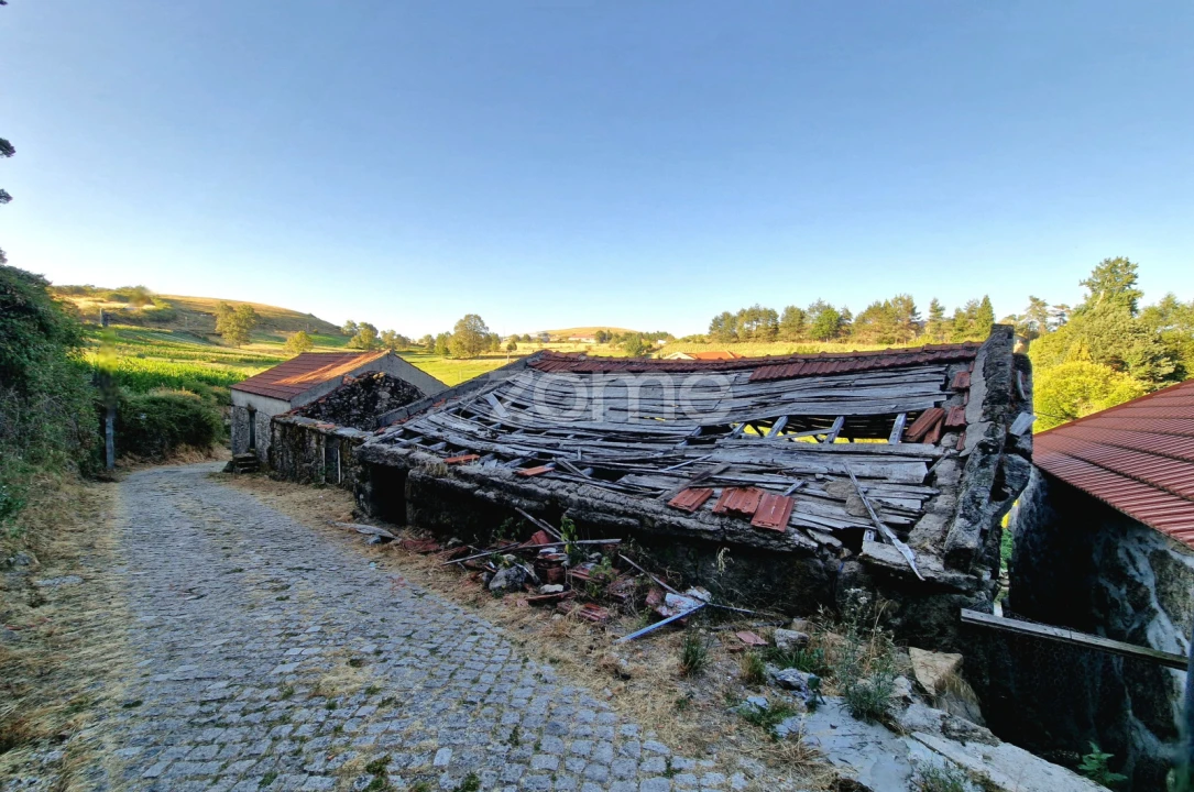 Moradia T2 para Venda em Pitões das Junias Foto 9