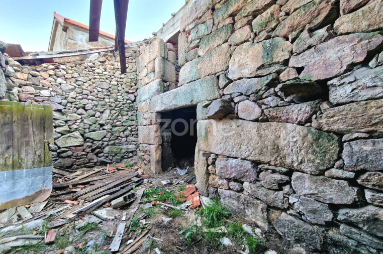 Moradia T2 para Venda em Pitões das Junias Foto 37