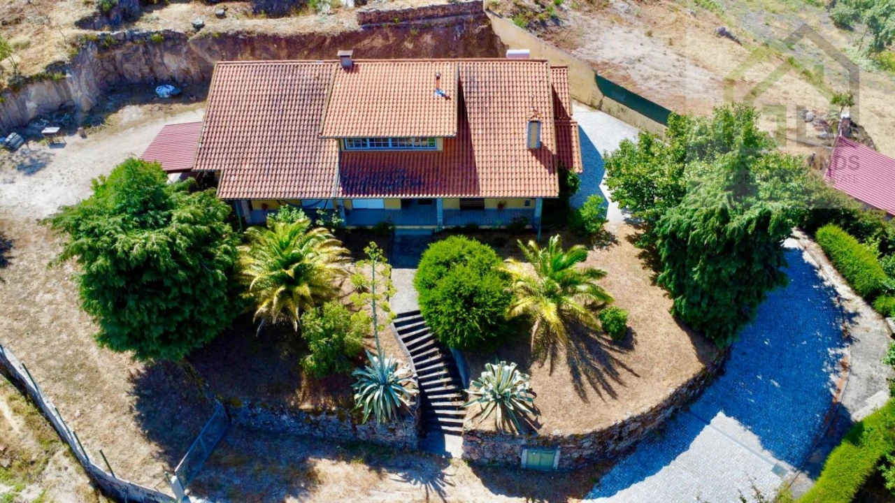 Moradia T5 para Venda em Seia, São Romão e Lapa dos Dinheiros Foto 2