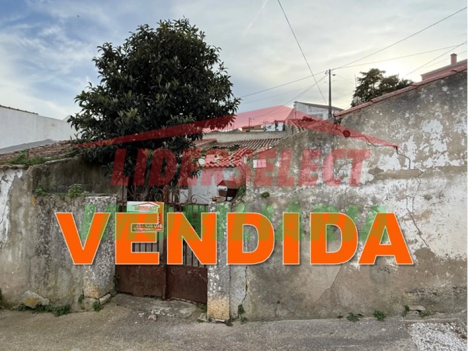 Moradia T2 para Venda em Santa Maria, São Pedro e Matacães Foto 1