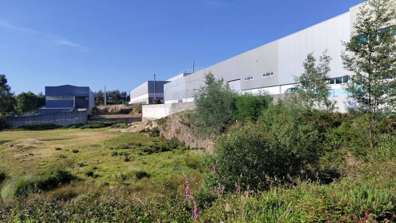 Armazém para Venda em Vila Chã, Codal e Vila Cova de Perrinho Foto 2