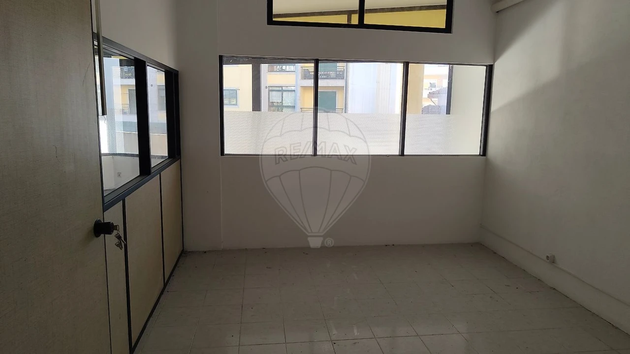 Loja para Venda em Macieira de Cambra Foto 7