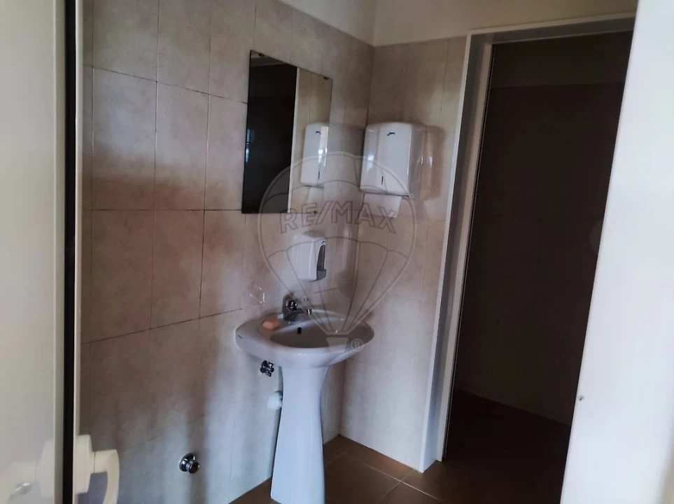 Prédio para Arrendamento em Junqueira Foto 29