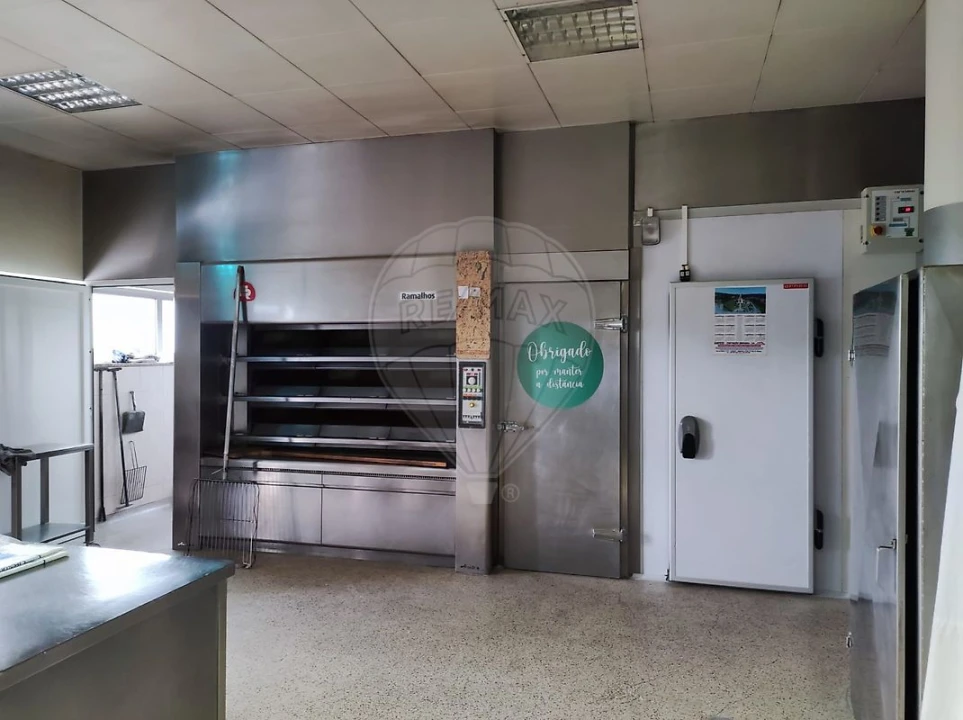 Prédio para Arrendamento em Junqueira Foto 18