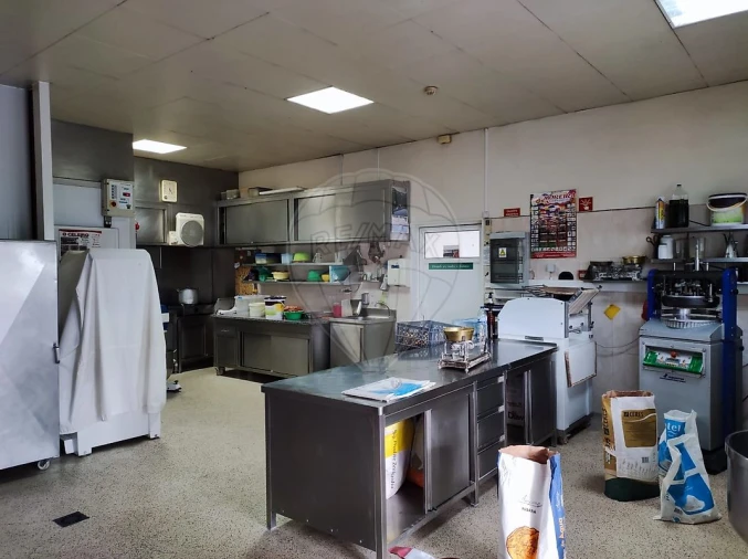 Prédio para Arrendamento em Junqueira Foto 15