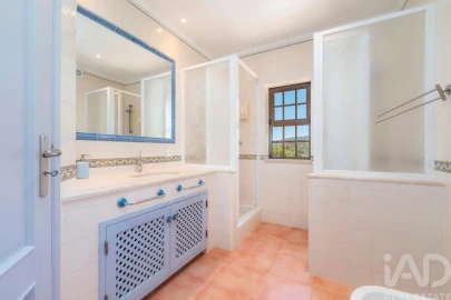 Moradia T4 para Venda em Santa Barbara de Nexe