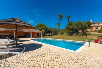 Moradia T4 para Venda em Santa Barbara de Nexe