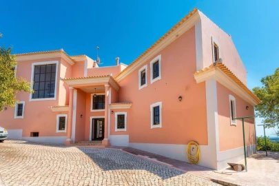 Moradia T4 para Venda em Santa Barbara de Nexe