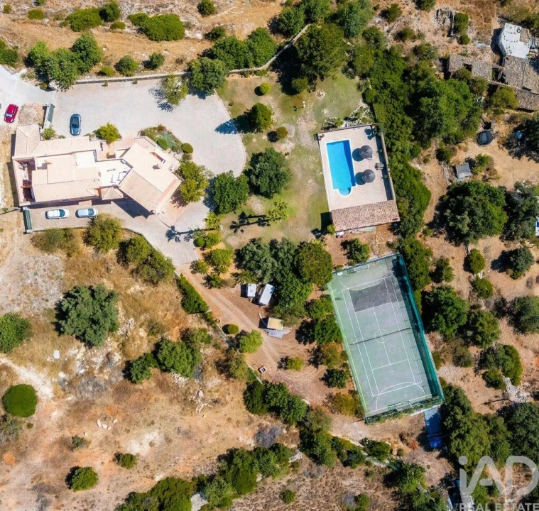 Moradia T4 para Venda em Santa Barbara de Nexe Foto 12