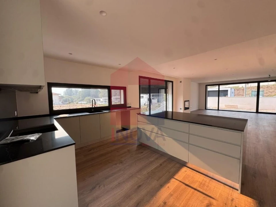 Moradia T3 para Venda em Coucieiro Foto 12