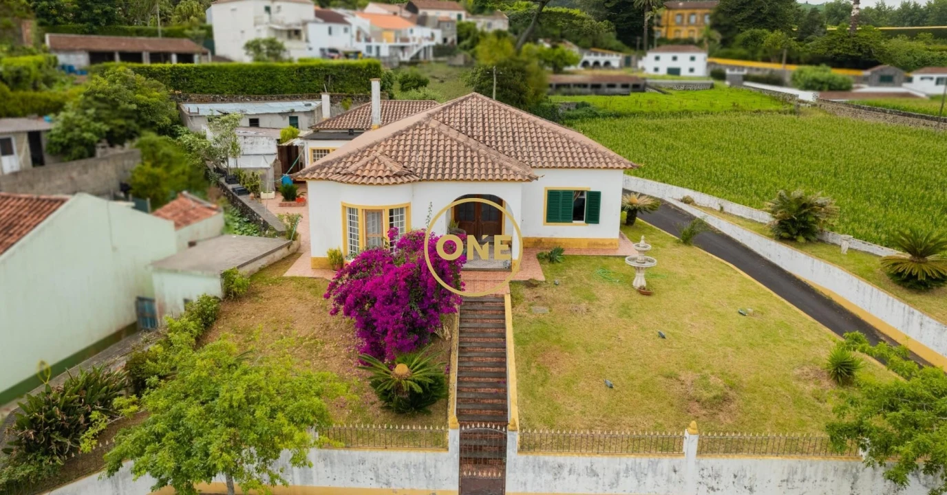 Moradia T4 para Venda em Capelas Foto 1