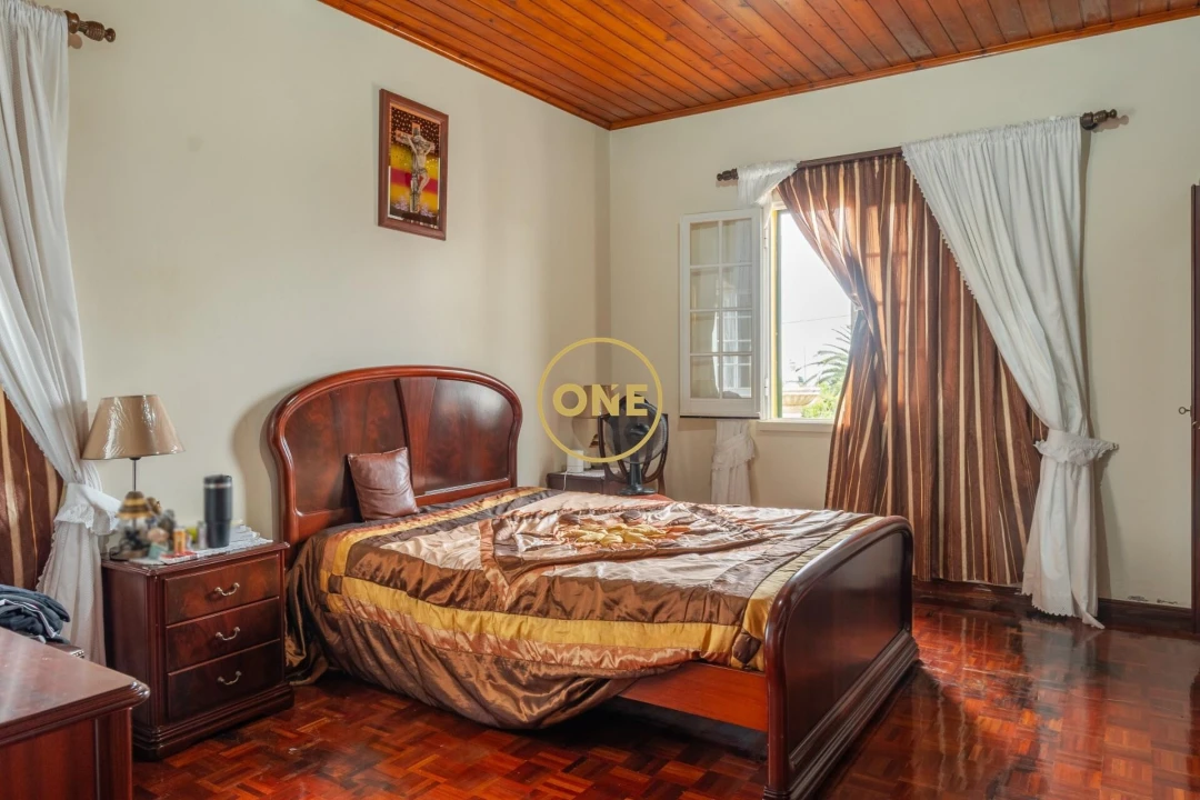 Moradia T4 para Venda em Capelas Foto 14