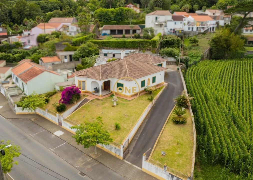 Moradia T4 para Venda em Capelas Foto 2