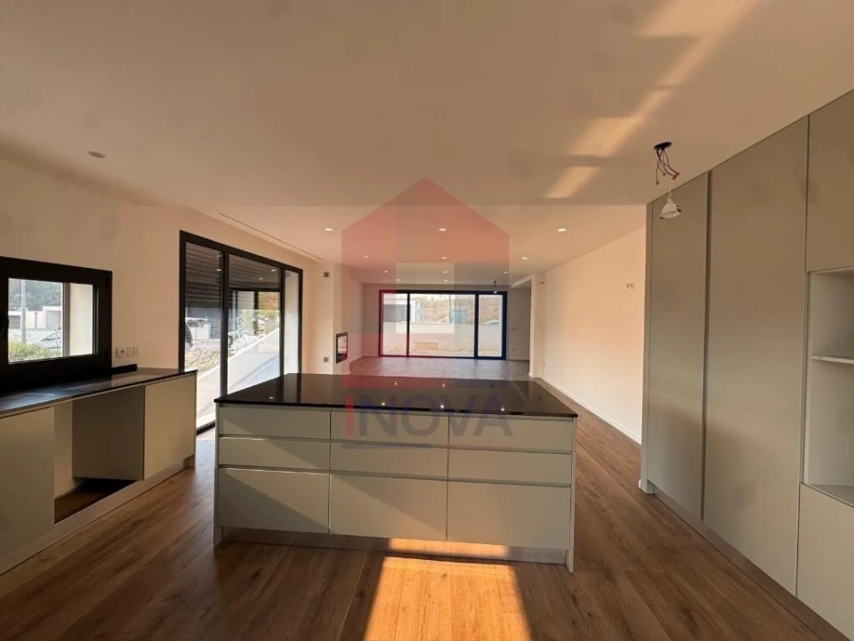 Moradia T3 para Venda em Coucieiro Foto 16