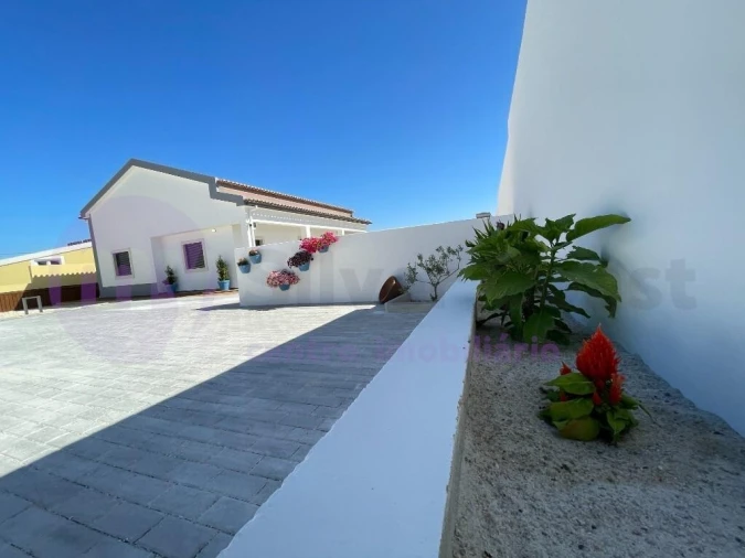 Moradia T2 para Venda em Peral Foto 5