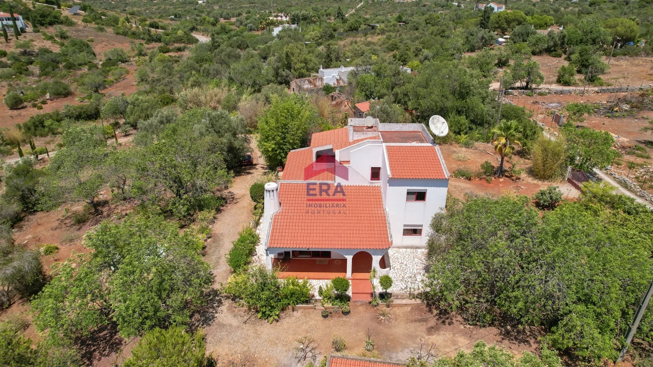 Moradia T4 para Venda em Quelfes Foto 3