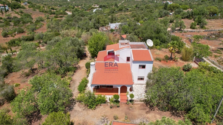 Moradia T4 para Venda em Quelfes Foto 3