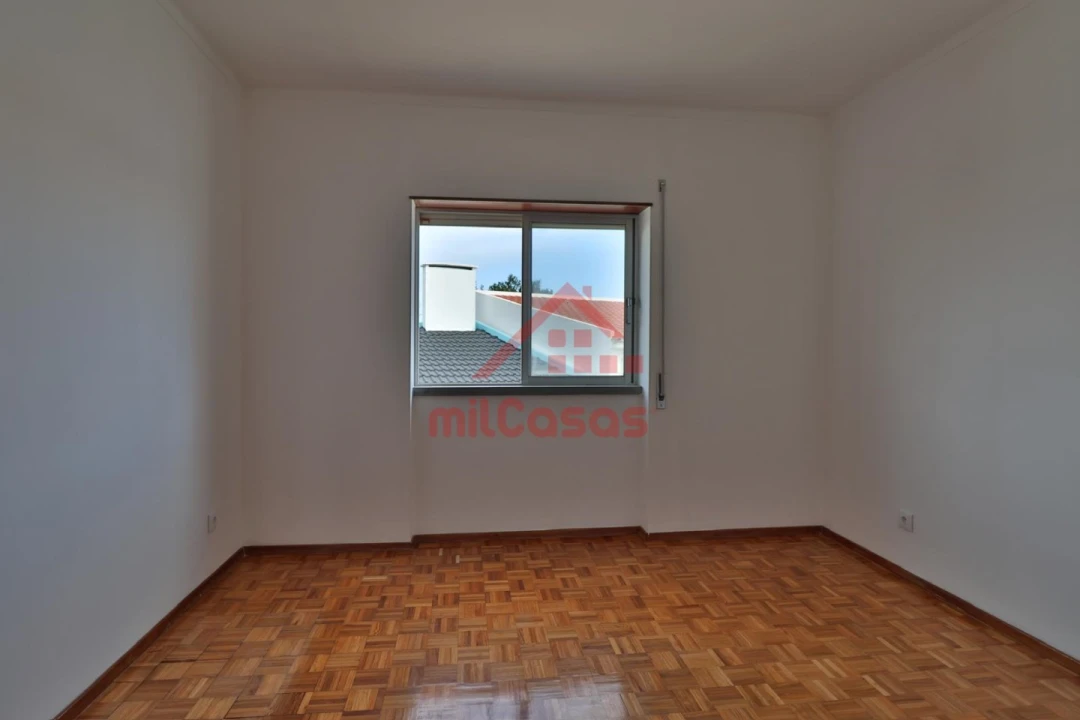 Moradia T11 para Venda em Atouguia da Baleia Foto 13