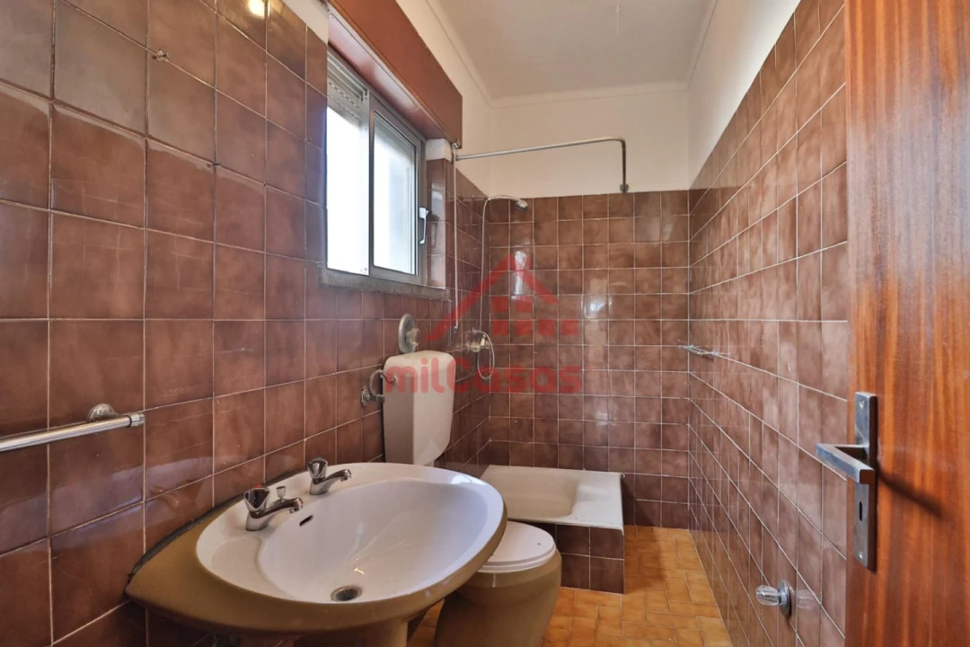 Moradia T11 para Venda em Atouguia da Baleia Foto 15