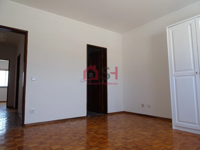 Moradia T9 para Venda em Atouguia da Baleia Foto 18