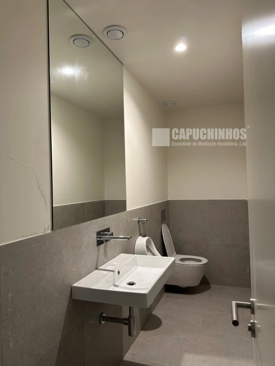 Loja para Arrendamento em Avenidas Novas Foto 14