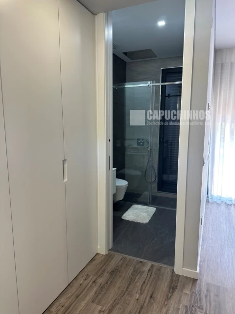 Moradia T5 para Venda em Charneca de Caparica e Sobreda